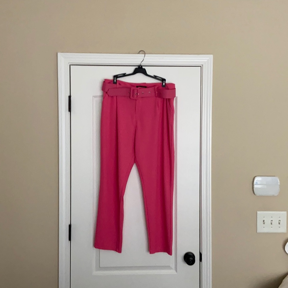 High waist, tapered leg pant with belt